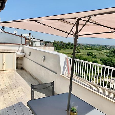 Vivi In Un Attico Tipico Romano Con Vista Su Roma Εξωτερικό φωτογραφία